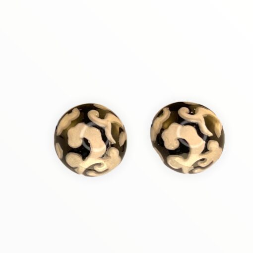 Earring stud Black and White